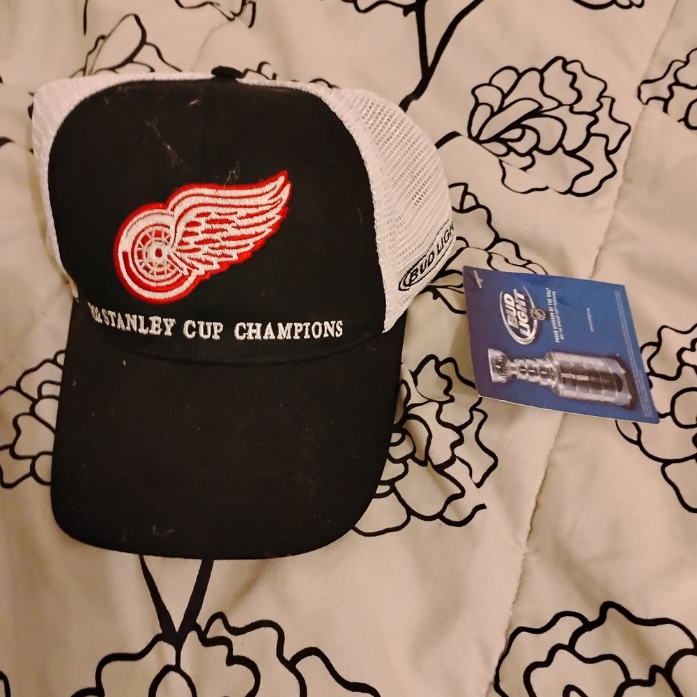 Detroit Red Wings Black and White Cap